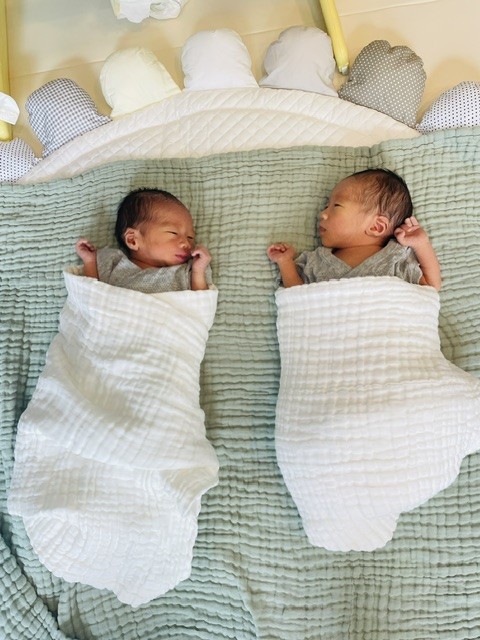 並んで眠る2人