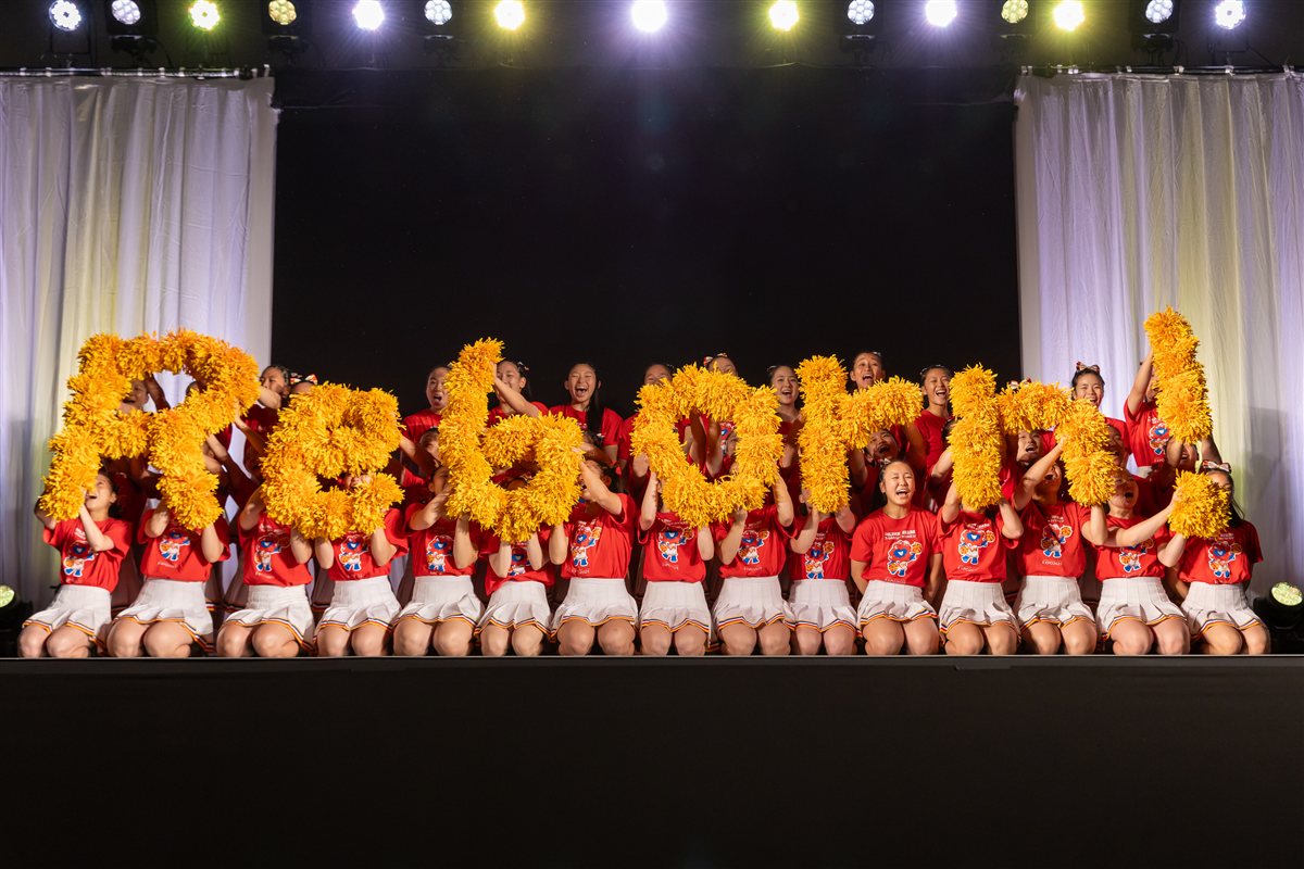 GOLDEN BEARSのみなさん。黄色い文字で「Reborn!」