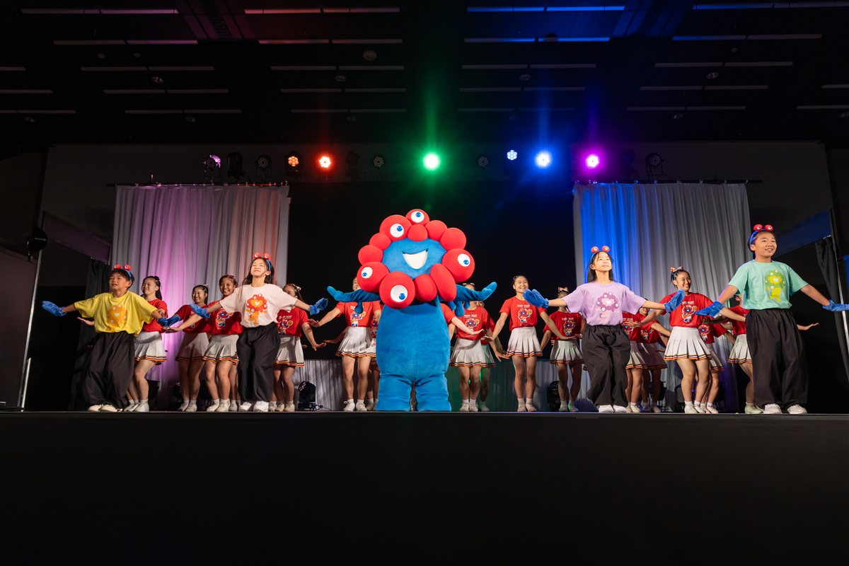 ミャクミャクも一緒にダンス♪