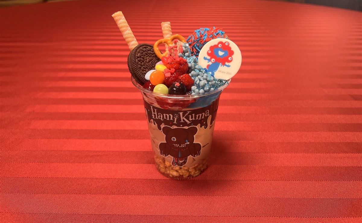 ミャクミャクカラーの赤と青が目印のスペシャルサンデー